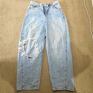 Ripped baggy jeans light wash.